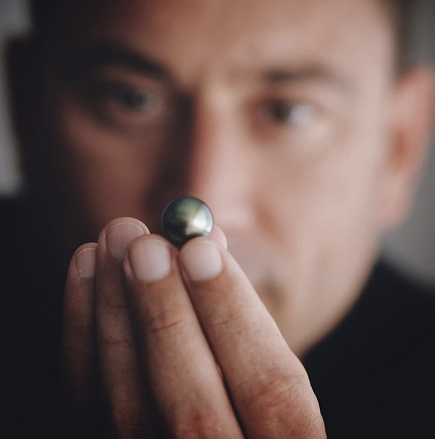 Mother-of-pearl jewelry by GIULIANI